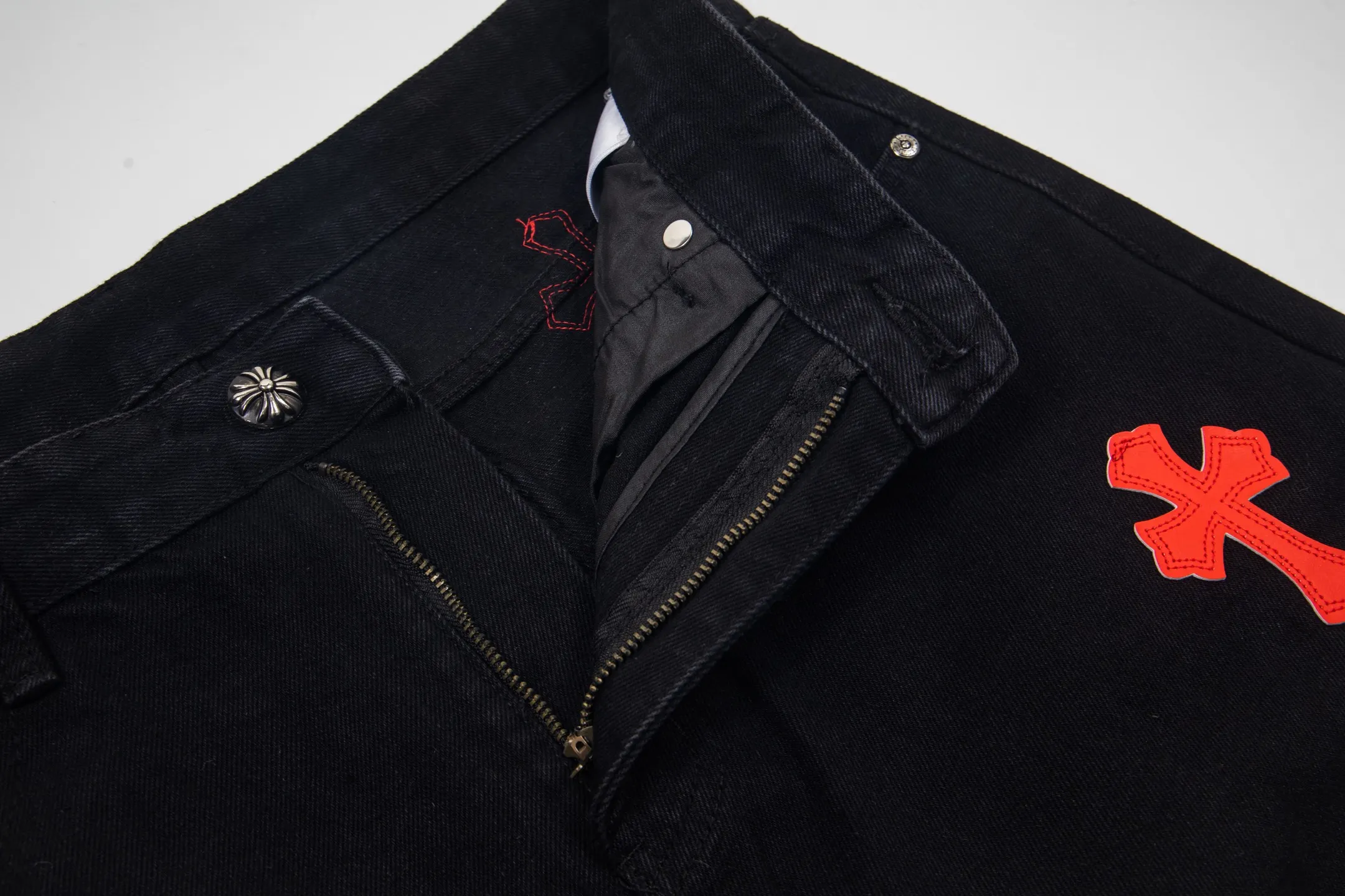P260 Chrome Hearts Black Pants Sanskrit Red and White Patch Leather Jeans CH jeans need to be washed before being dismantled and then hand-stitched with sheepskin cross leather and then spliced ​​together. The whole piece has too many craftsmanship to explain. The patches are decorated with cross patterns and the high-waisted washed jeans! ! Absolutely high-end luxury products, god-level single products and super popular products, made with top heavy industry, a must-see magic weapon. Customized hardware. The fabric is thick and soft after washing. It has good breathability. Customized small leather label. Unique design. The details are simple and elegant, and the workmanship is exquisite. The entire trousers are neatly routed and the details are in place! It’s so cool that both men and women can easily control the genderless trend! Style number: 1872# Color: black Size: 28 30 32 34